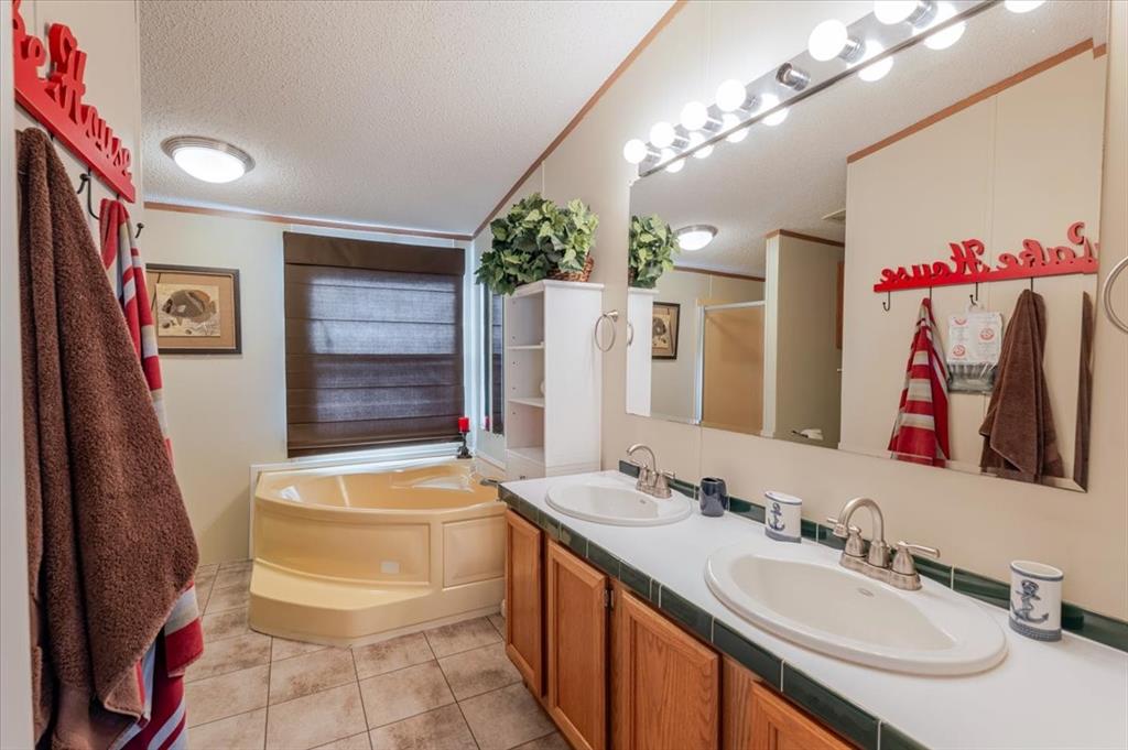 4441 Chapel Road Graham, TX 76450 - Photo 14 of 39 a bathroom with a sink a toilet and a bathtub