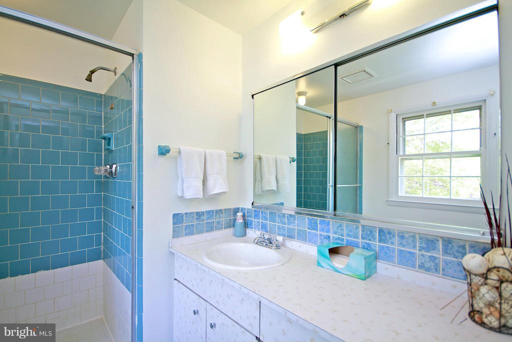 8200 Burnley Road Baltimore, MD 21204 - Photo 14 of 21 a bathroom with a sink and a bathtub