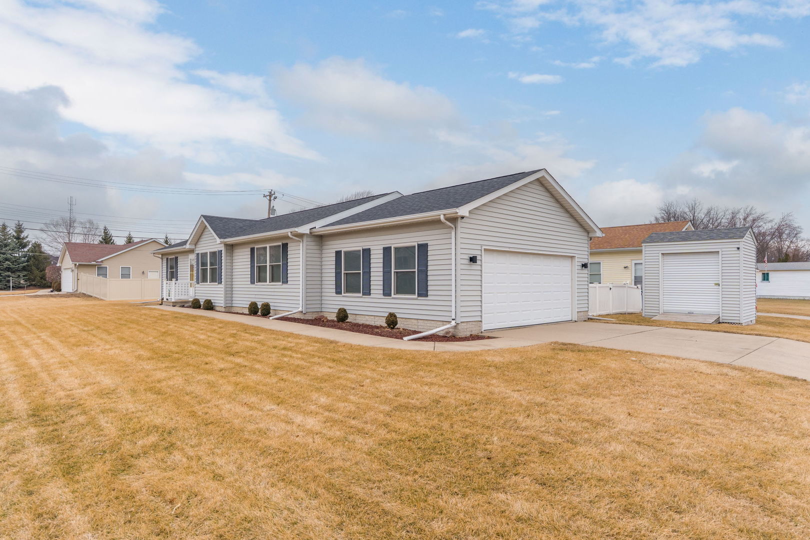 1005 17th Avenue Silvis, IL 61282 - Photo 2 of 34 a view of a house with a patio