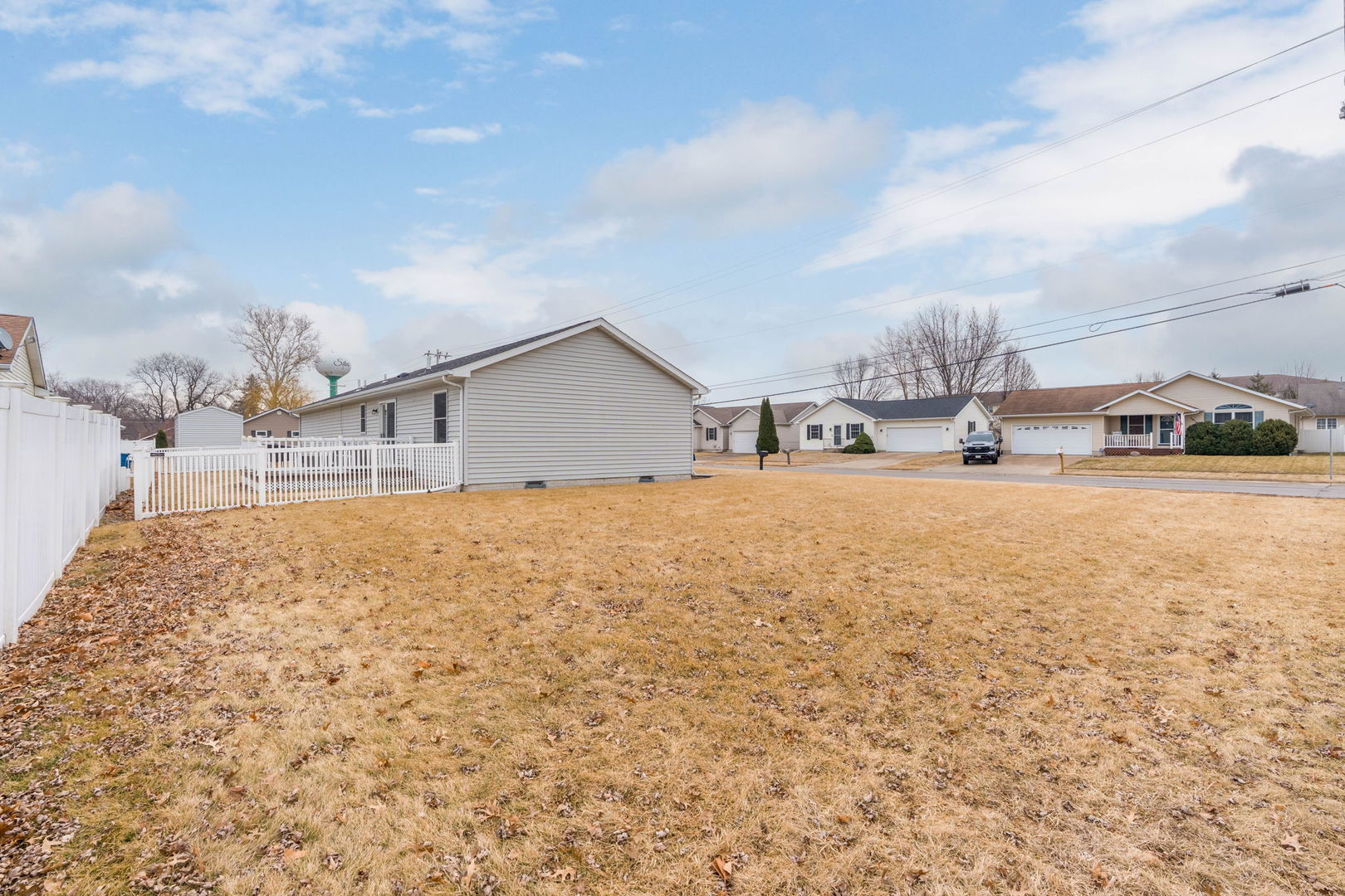 1005 17th Avenue Silvis, IL 61282 - Photo 33 of 34 a view of a house with a patio