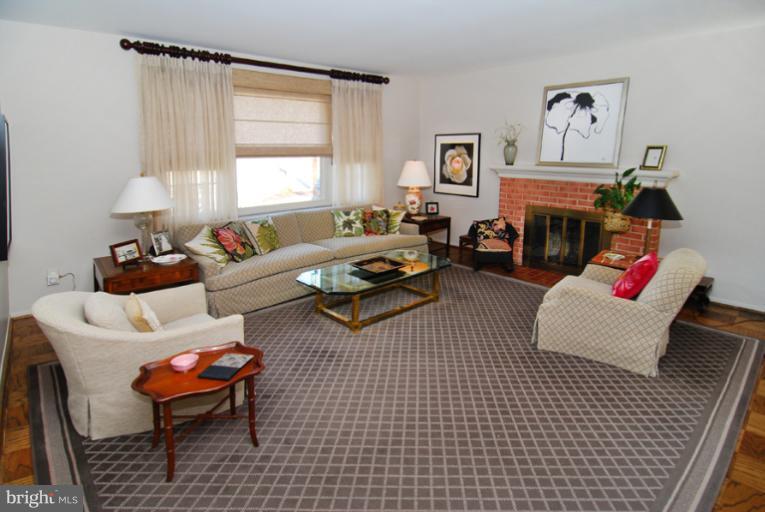 5311 Kepler Lane Springfield, VA 22151 - Photo 7 of 30 Living Room