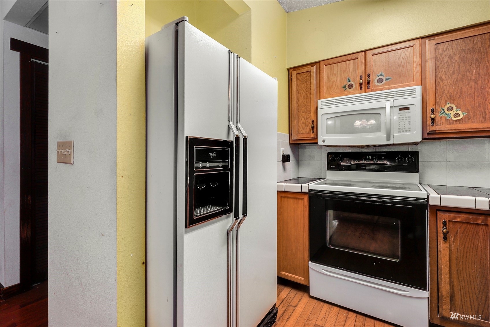 18120 Butler Road Snohomish, WA 98290 - Photo 8 of 39 a kitchen with a stove and a microwave