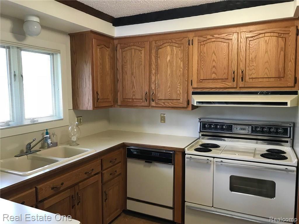 28353 Quail Hollow Road Farmington Hills, MI 48331 - Photo 17 of 31