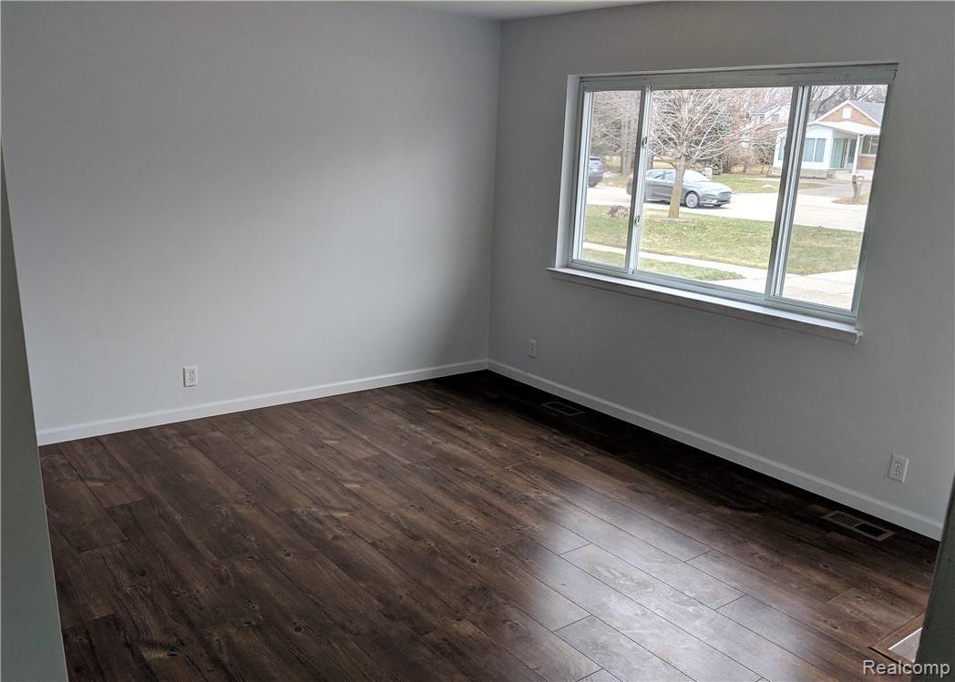 31673 Hayes Road Warren, MI 48088 - Photo 3 of 15 HAYES LIVINGROOM.jpg