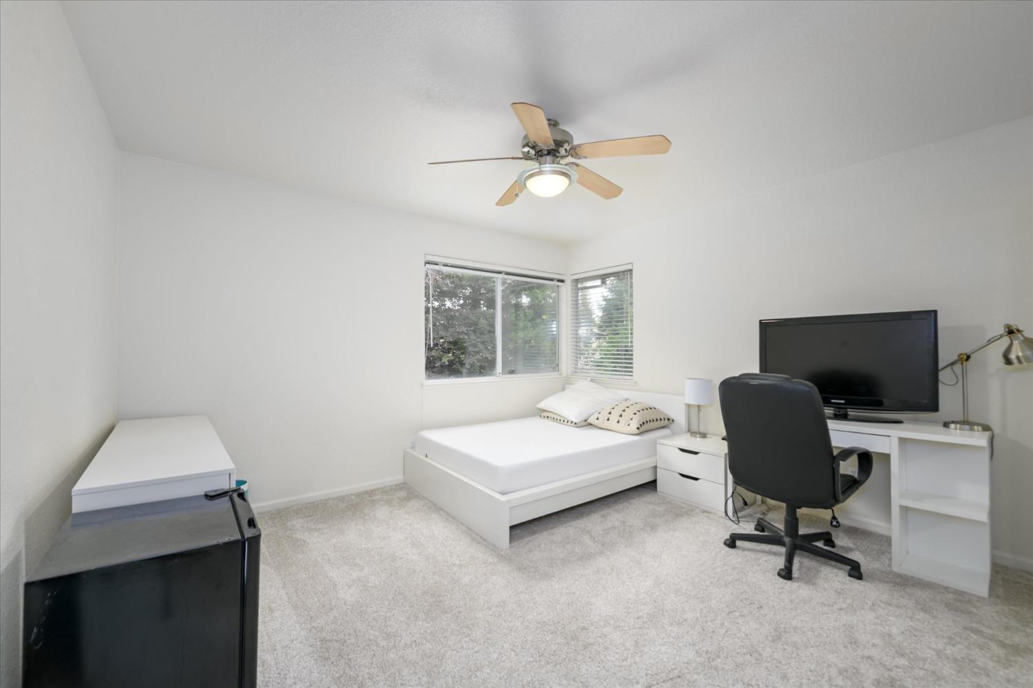 5636 Darby Road Rocklin, CA 95765 - Photo 23 of 29 a bedroom with a workspace