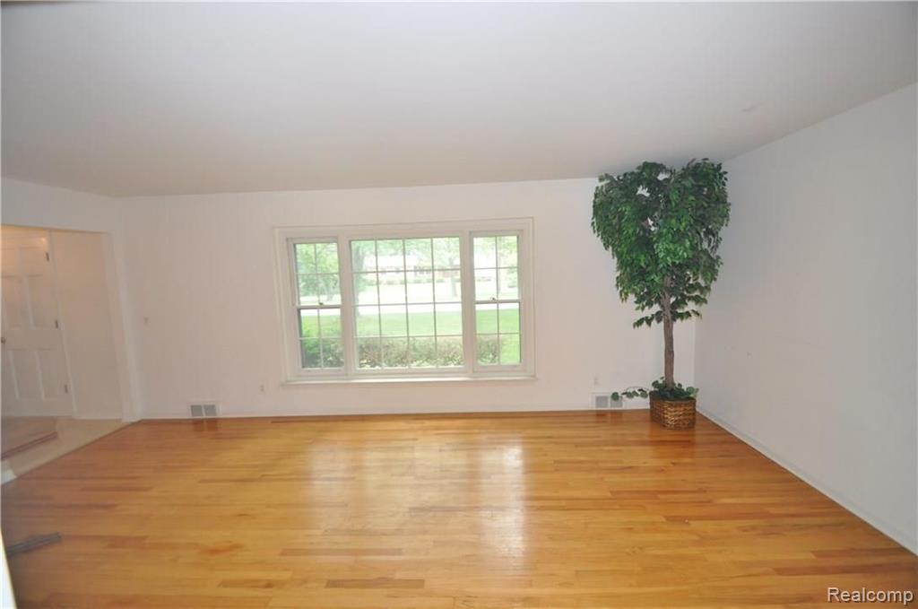 29511 Fox Grove Road Farmington Hills, MI 48334 - Photo 2 of 18