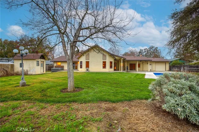 a view of a house with backyard and garden