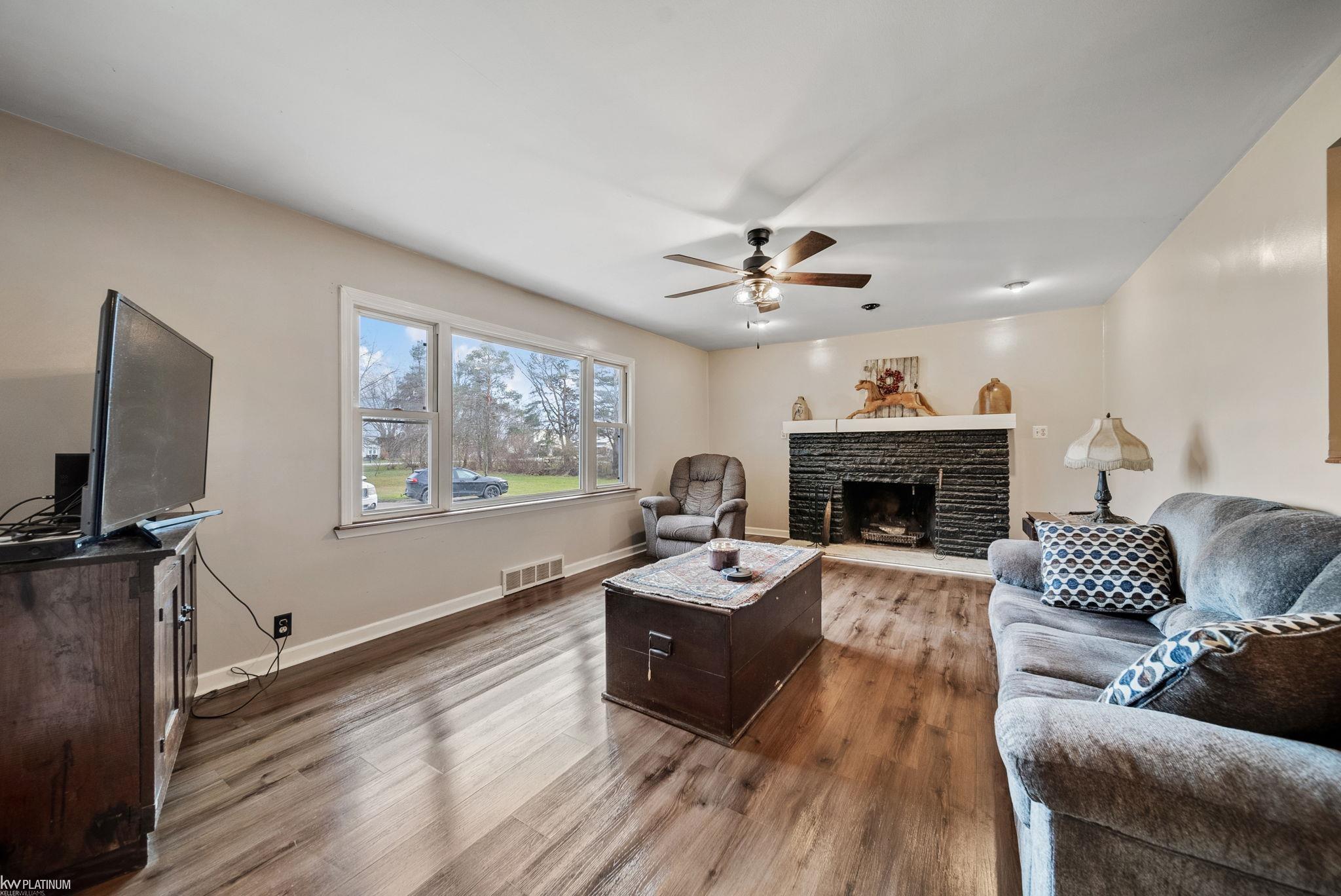 5695 State Road Fort Gratiot, MI 48059 - Photo 8 of 37 50131205-e881900e-73c6-4725-9e8d-1b84012cdb28.JPG
