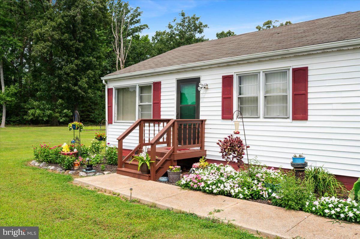 141 Raintree Lane Reedville, VA 22539 - Photo 35 of 86 Charming home with vibrant gardens.
