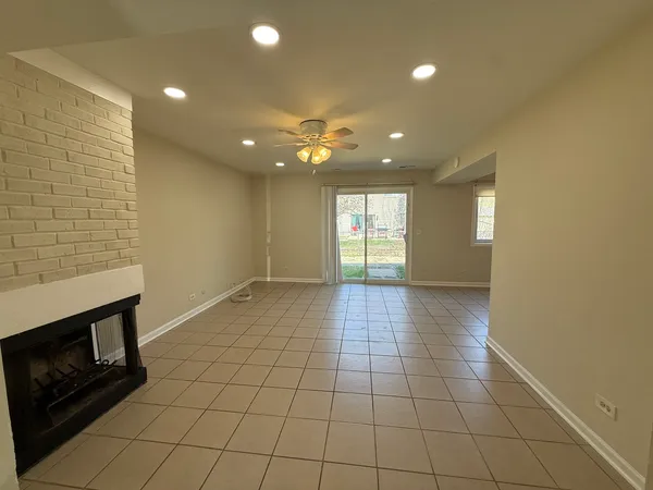 $2,400 | 1874 Windward Lane, Hanover Park, IL 60133