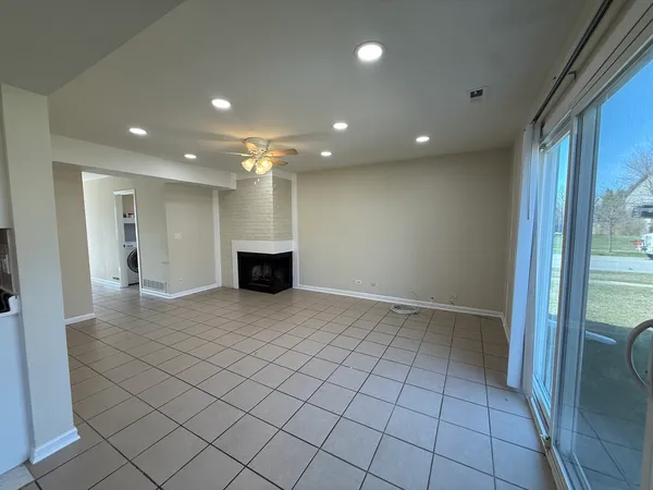 $2,400 | 1874 Windward Lane, Hanover Park, IL 60133