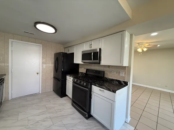 $2,400 | 1874 Windward Lane, Hanover Park, IL 60133