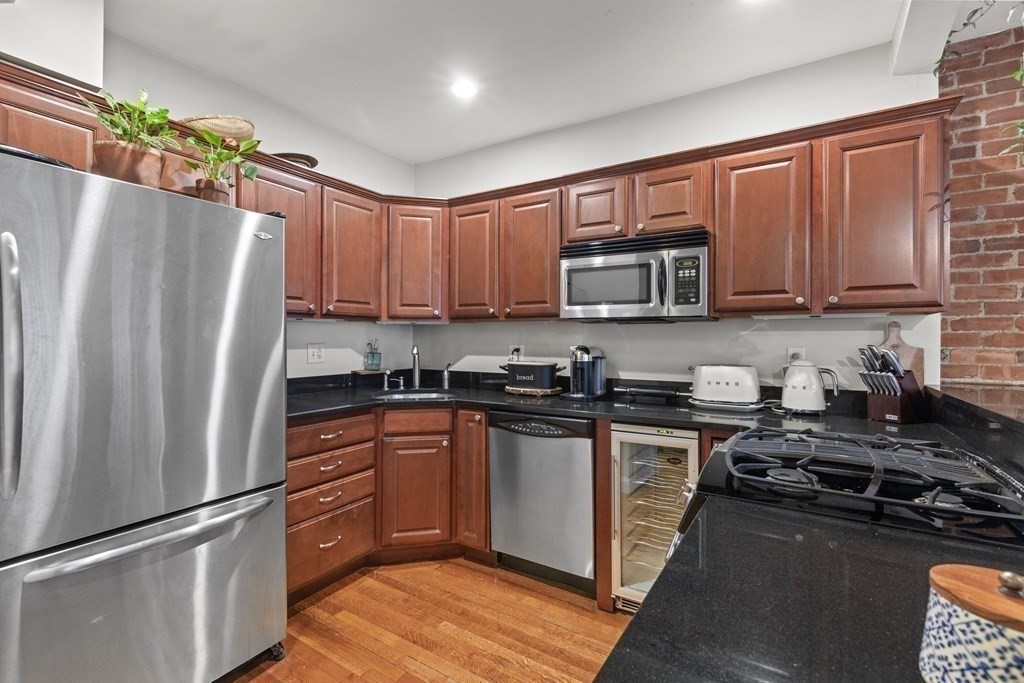 416 Hanover Street, Unit 2 Boston, MA 02113 - Photo 7 of 34