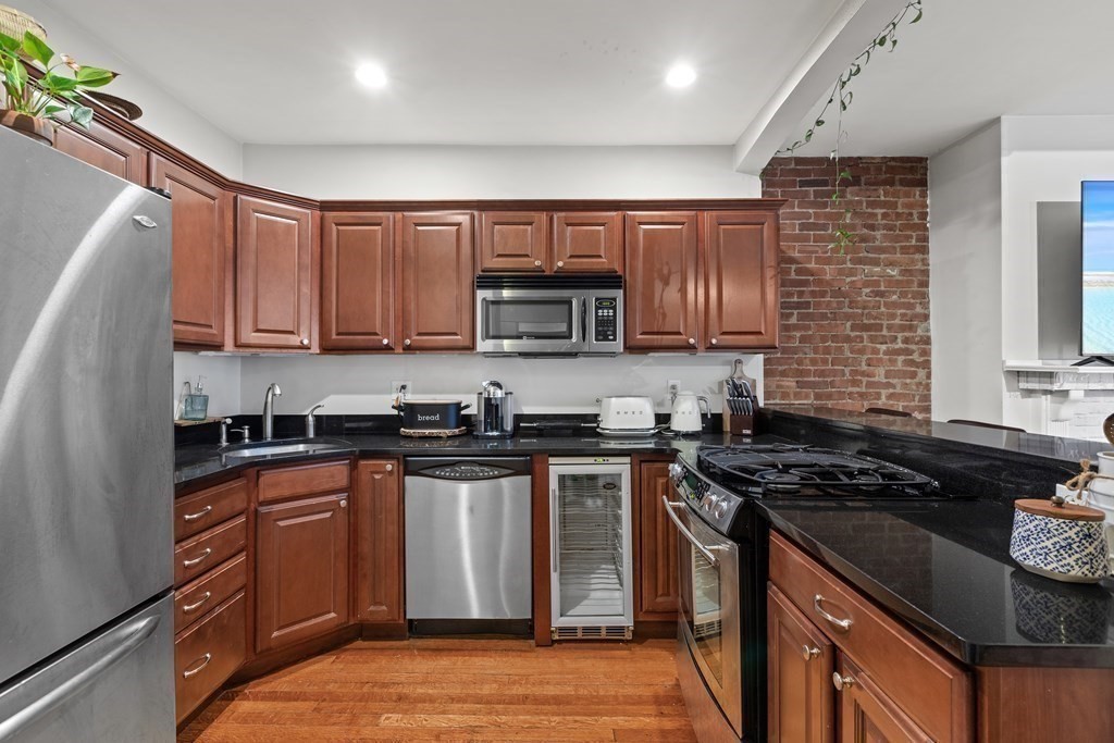 416 Hanover Street, Unit 2 Boston, MA 02113 - Photo 8 of 34