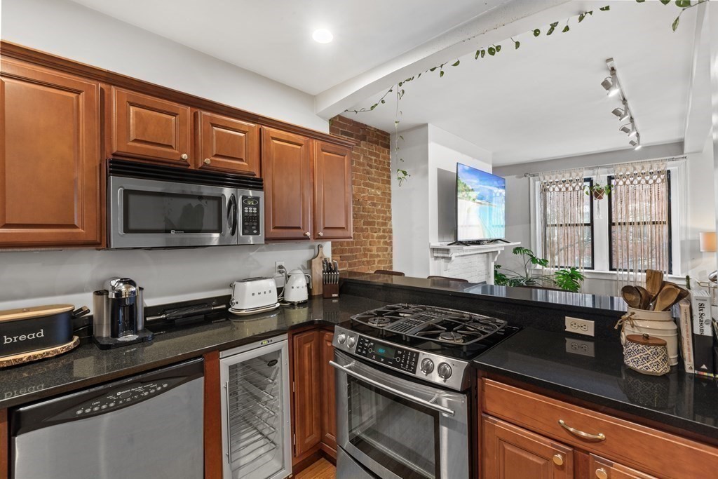 416 Hanover Street, Unit 2 Boston, MA 02113 - Photo 9 of 34