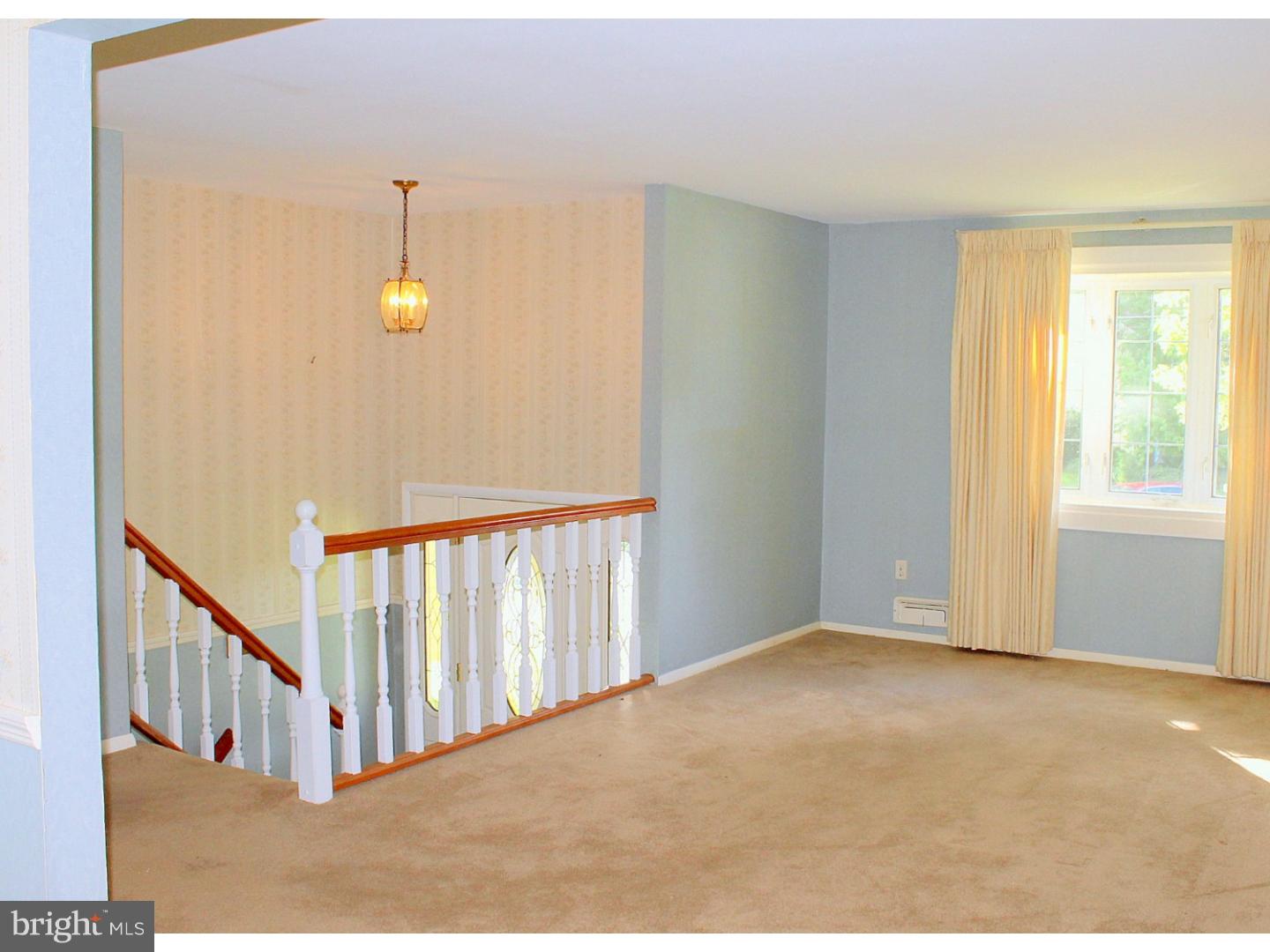 130 Parkview Road Stratford, NJ 08084 - Photo 4 of 25 Living Room