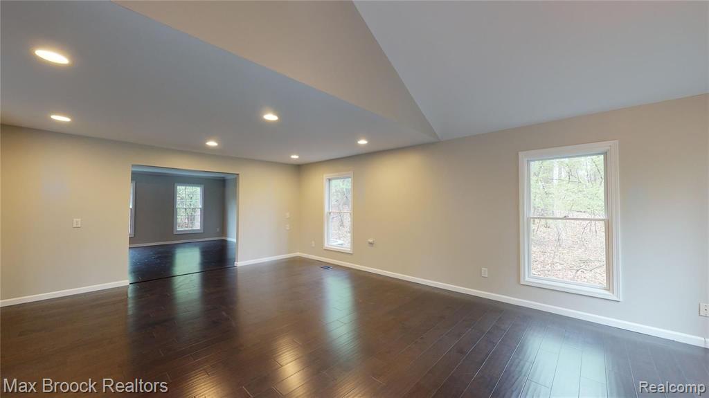 4990 Arrowhead Road West Bloomfield, MI 48323 - Photo 5 of 48