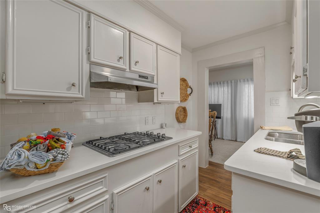 1102 Shreveport Road Minden, LA 71055 - Photo 11 of 32 Gas cooktop