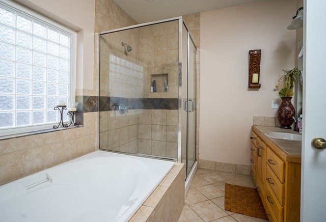 1267 Johnson Road Macon, GA 31220 - Photo 9 of 20 a bathroom with a tub a sink and a mirror