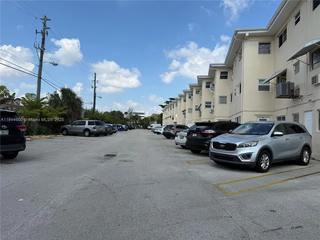$249,500 | 141 Northeast 10th Avenue, Unit 17B, Hallandale Beach, FL 33009