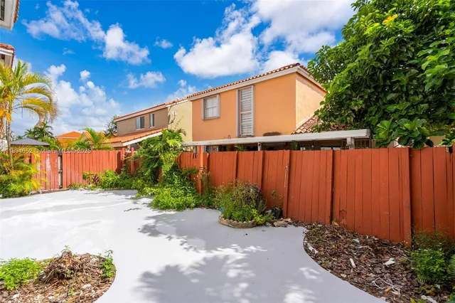 a view of a house with backyard and plants