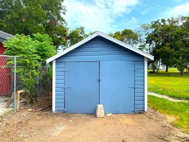 a view of a house with backyard