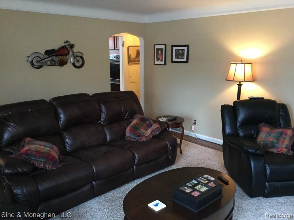 1082 Hampton Road Grosse Pointe, MI 48236 - Photo 4 of 50 IMG_0036.jpg