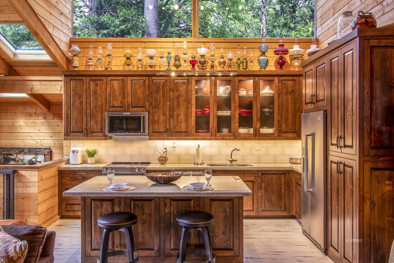 24924 Fern Valley Road Idyllwild, CA 92549 - Photo 12 of 44 a dinning table and chairs in a balcony