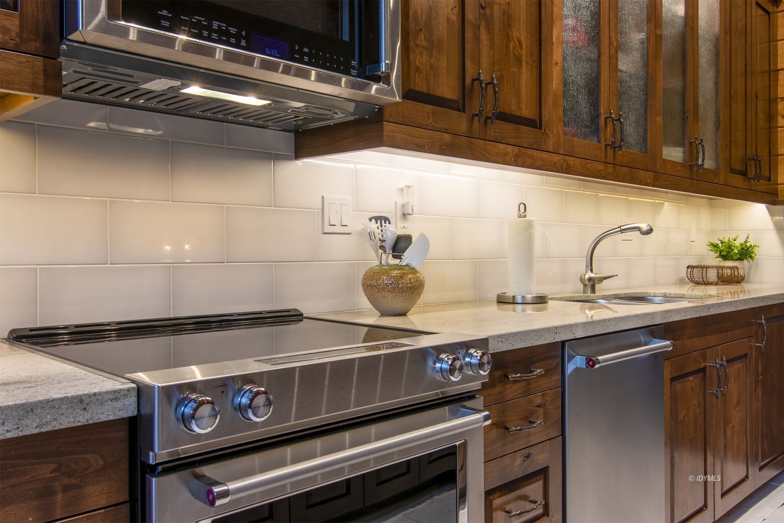 24924 Fern Valley Road Idyllwild, CA 92549 - Photo 17 of 44 a kitchen with a stove and cabinets