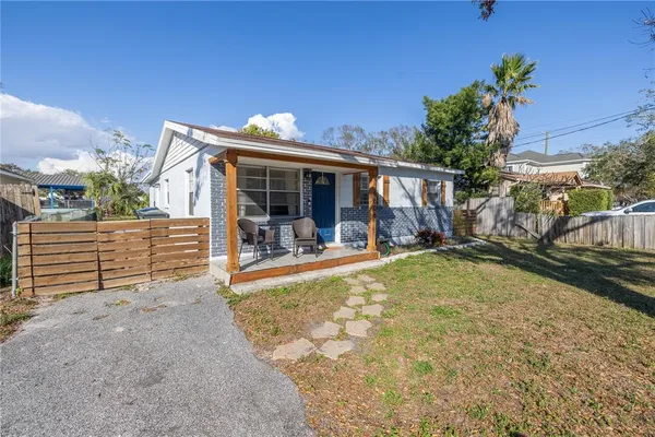 a view of a house with backyard and porch