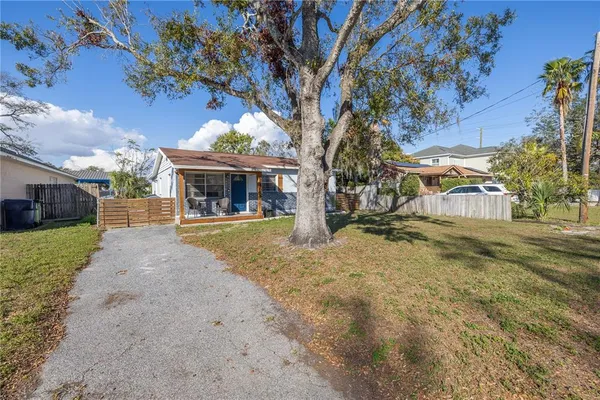 a view of a house with backyard and garden