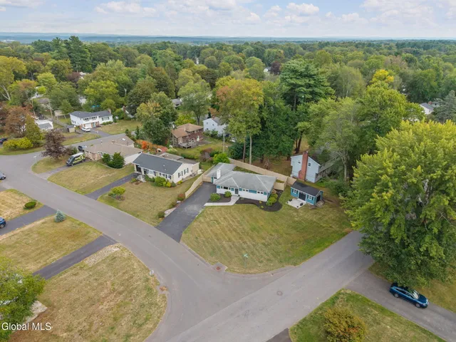 $403,500 | 17 Dumbarton Drive, Bethlehem, NY 12054