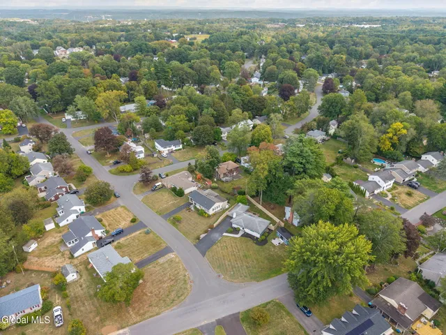 $403,500 | 17 Dumbarton Drive, Bethlehem, NY 12054