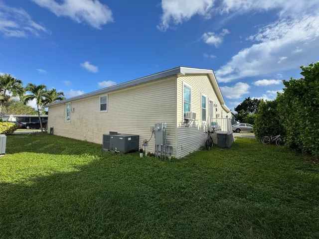 a view of a house with backyard