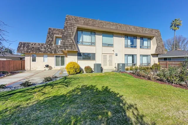 a view of a backyard