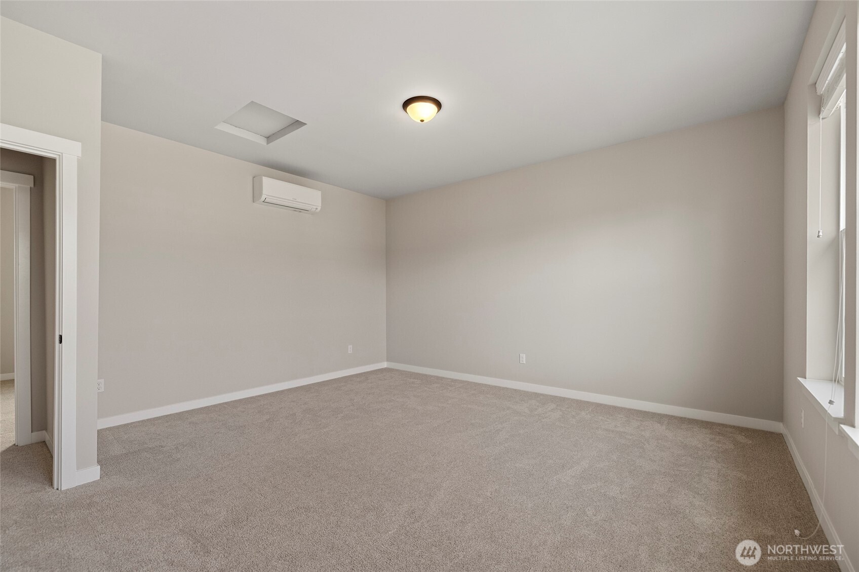 122 North Trl Road Sedro-Woolley, WA 98284 - Photo 25 of 40 an empty room with a window
