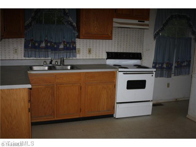 314 North River Ridge Road Jonesville, NC 28642 - Photo 3 of 12 Kitchen.