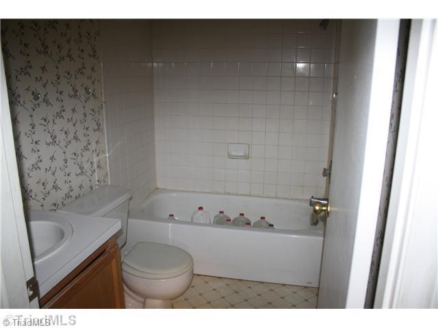 314 North River Ridge Road Jonesville, NC 28642 - Photo 5 of 12 Master Bath/Spa.