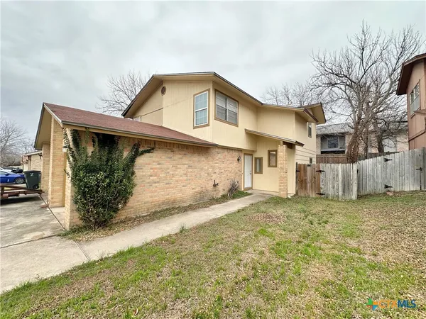a view of a house with a yard