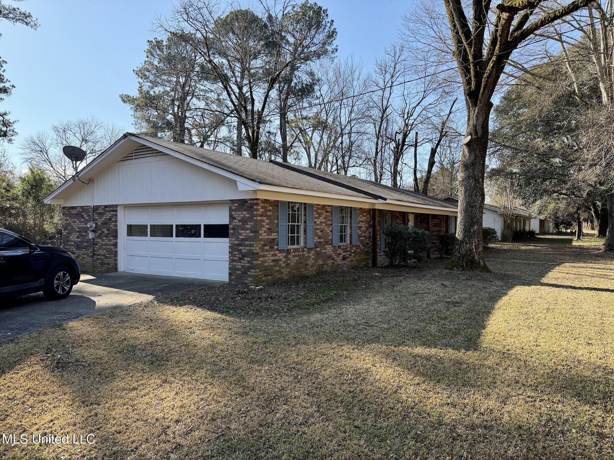 5828 Clubview Drive Jackson, MS 39211 - Photo 2 of 32 IMG_4816