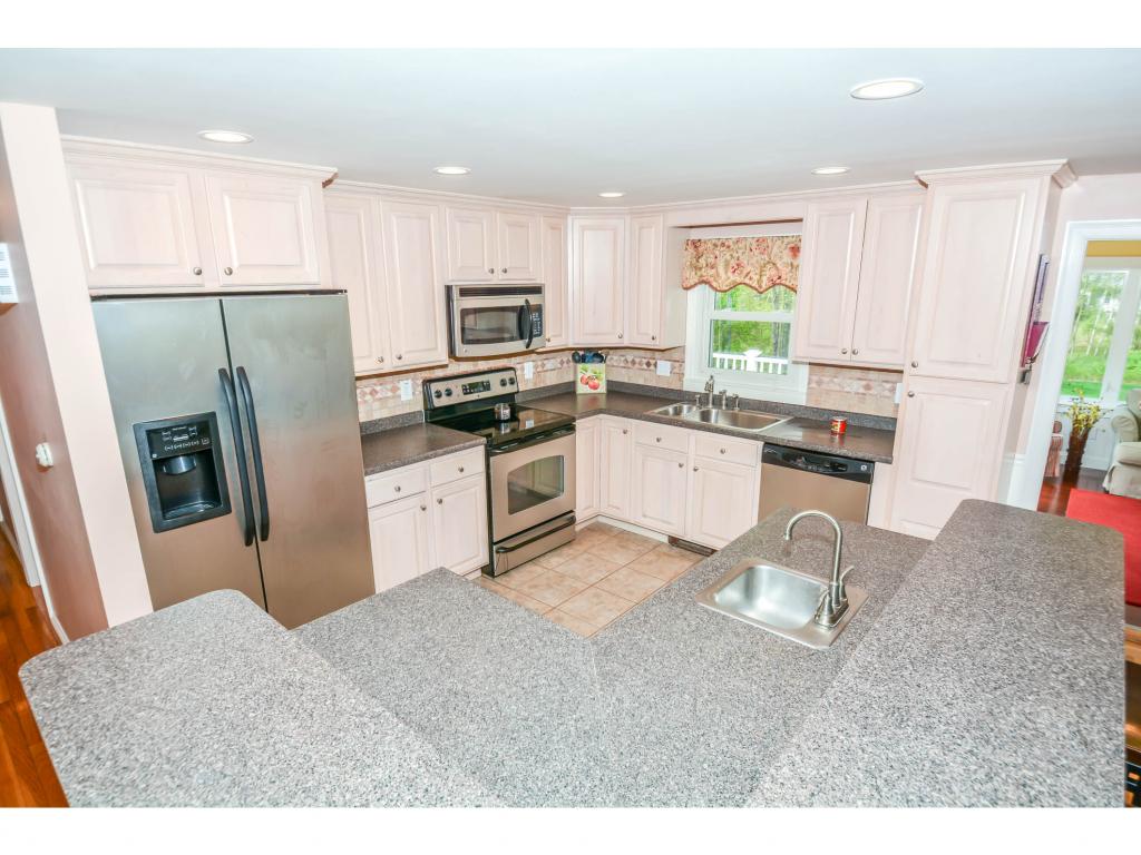 240 Hobbs Road Pelham, NH 03076 - Photo 4 of 35