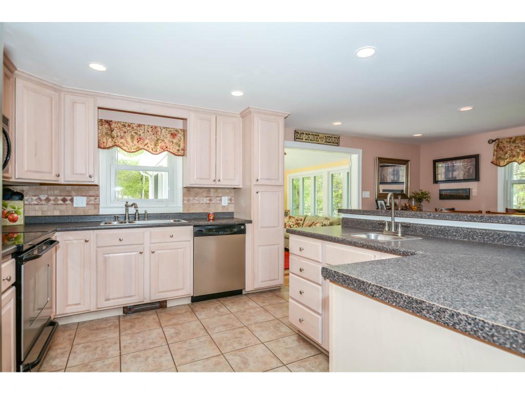 240 Hobbs Road Pelham, NH 03076 - Photo 5 of 35
