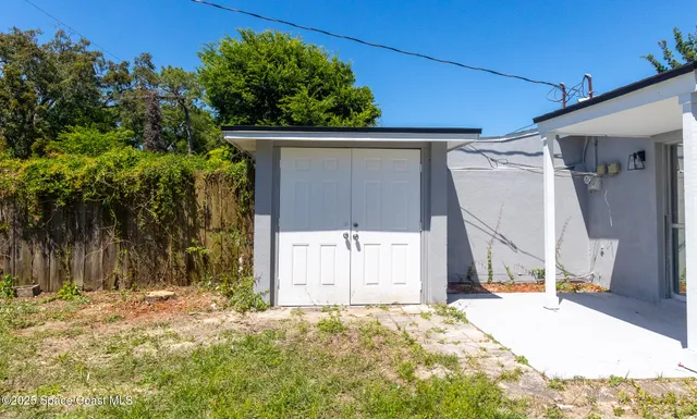 a view of a backyard