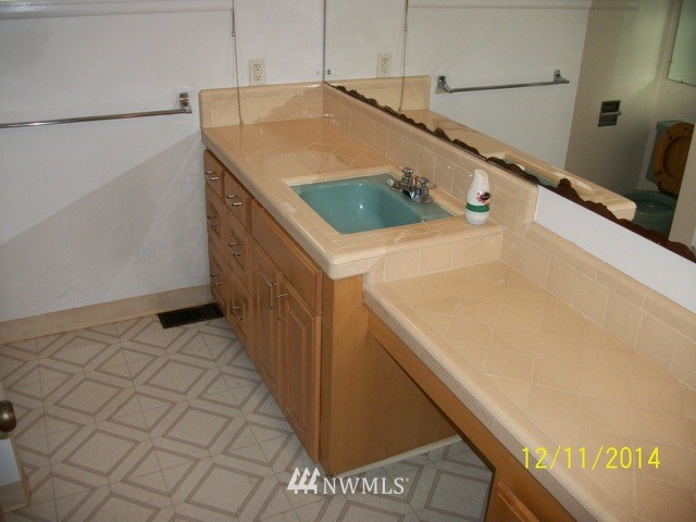 10909 Lake Ridge Drive South Seattle, WA 98178 - Photo 12 of 25