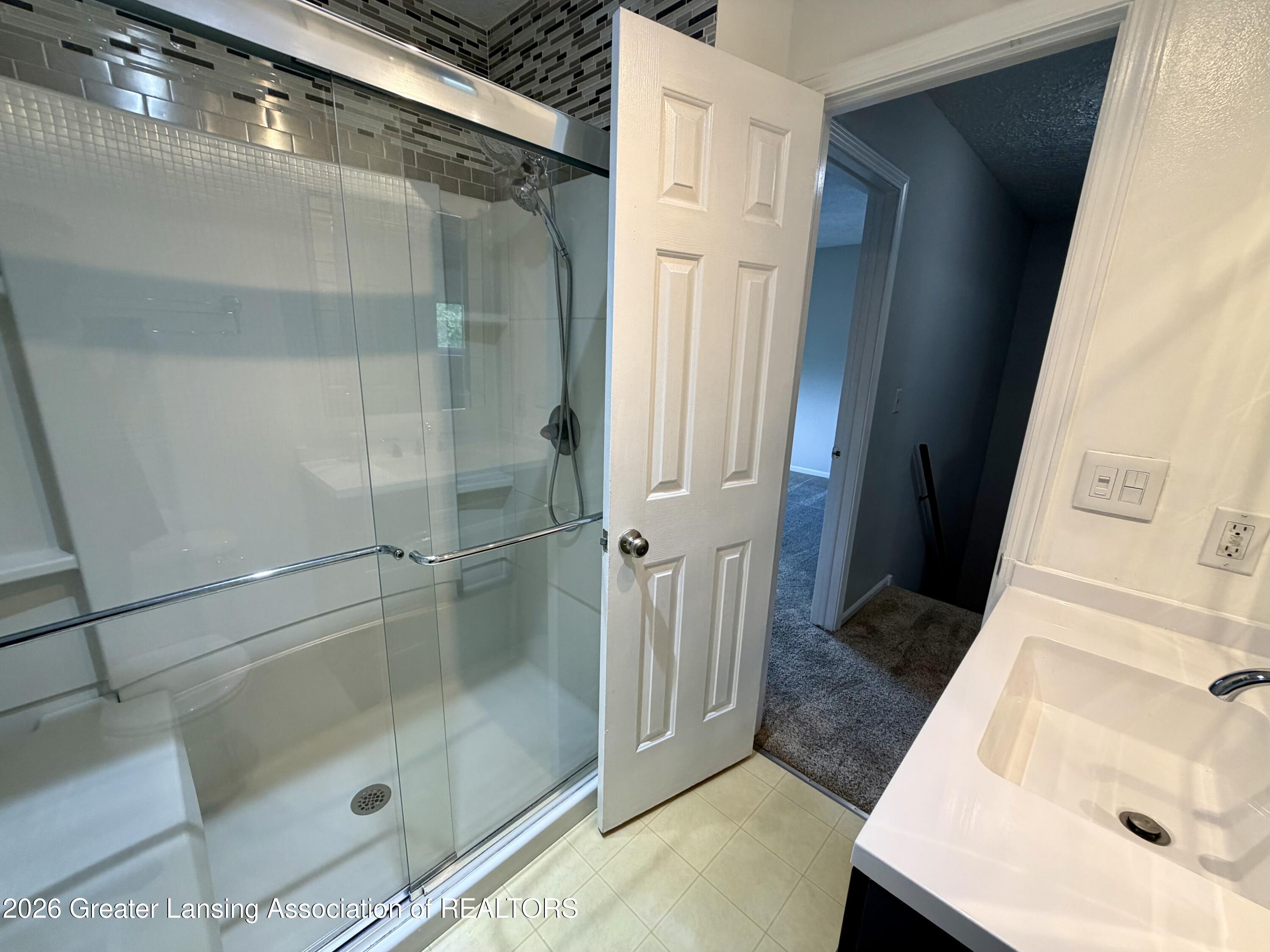 830 Armstrong Road, Unit 17 Lansing, MI 48911 - Photo 23 of 46 IMG_3308