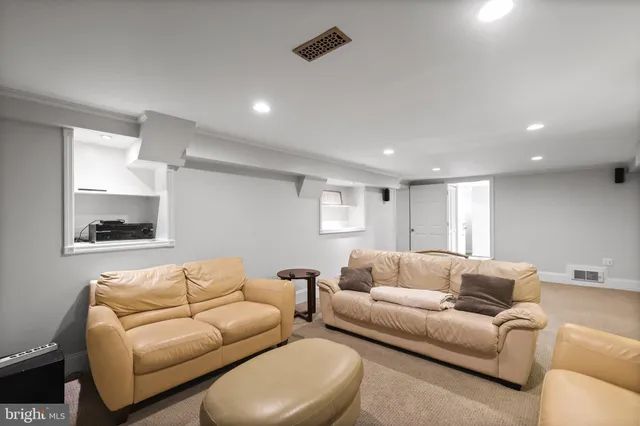 $3,000 | 1233 South Oakcrest Road, Arlington, VA 22202