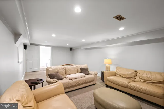 $3,000 | 1233 South Oakcrest Road, Arlington, VA 22202