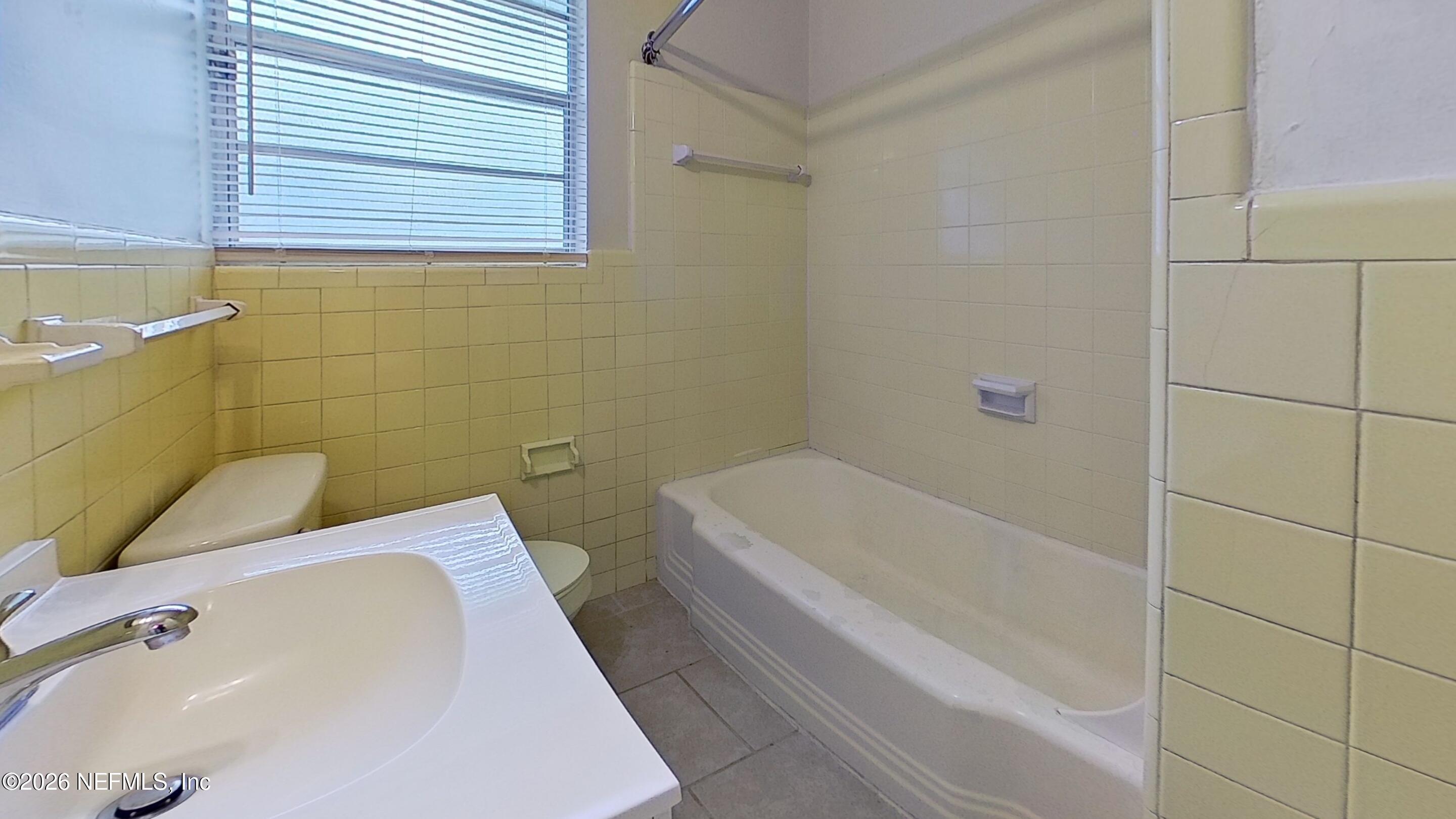 7104 Waikiki Road Jacksonville, FL 32216 - Photo 12 of 17 Bathroom(146)