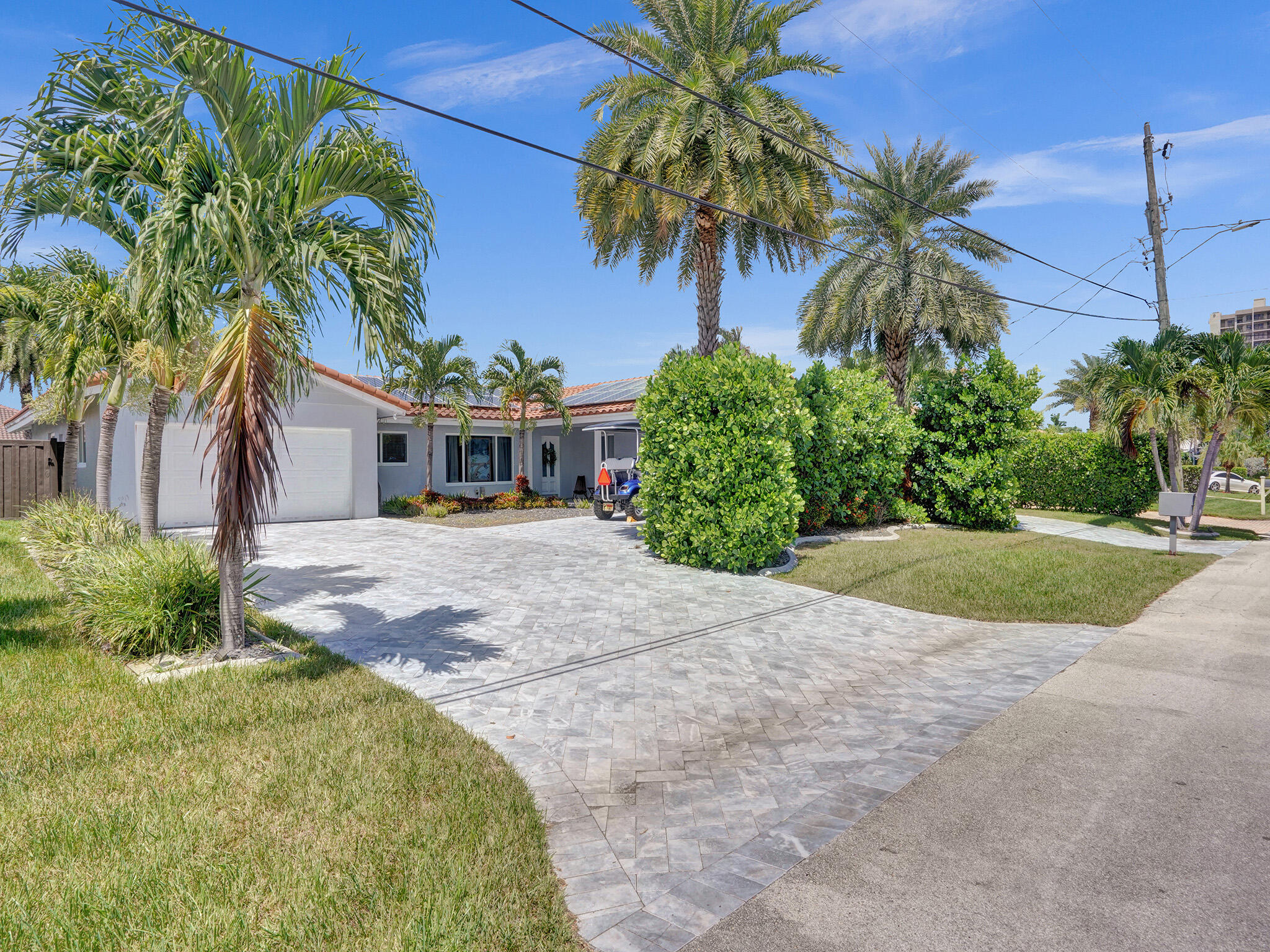 2011 Waters Edge Pompano Beach, FL 33062 - Photo 2 of 69 ROY03667