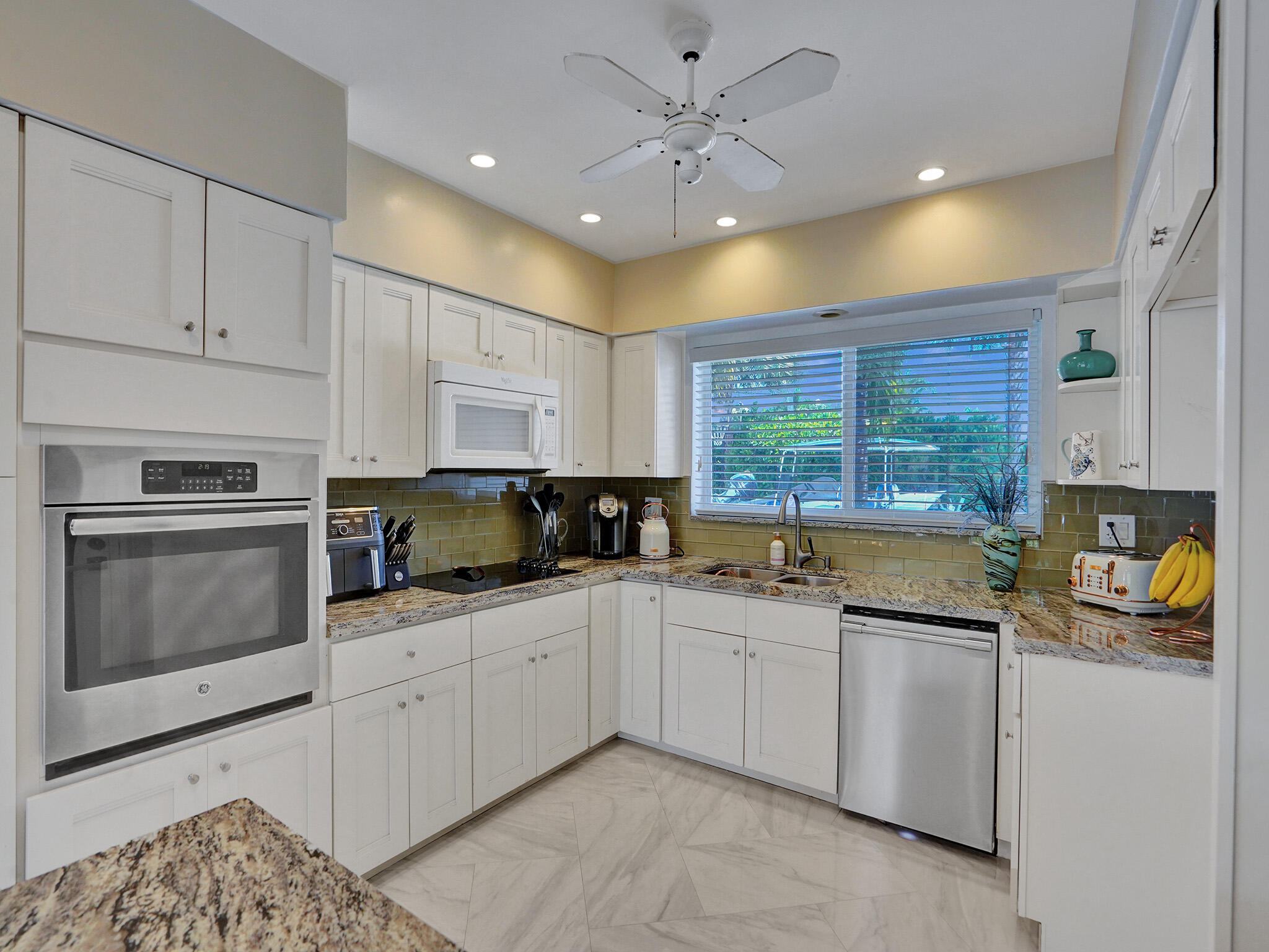 2011 Waters Edge Pompano Beach, FL 33062 - Photo 39 of 69 ROY03544